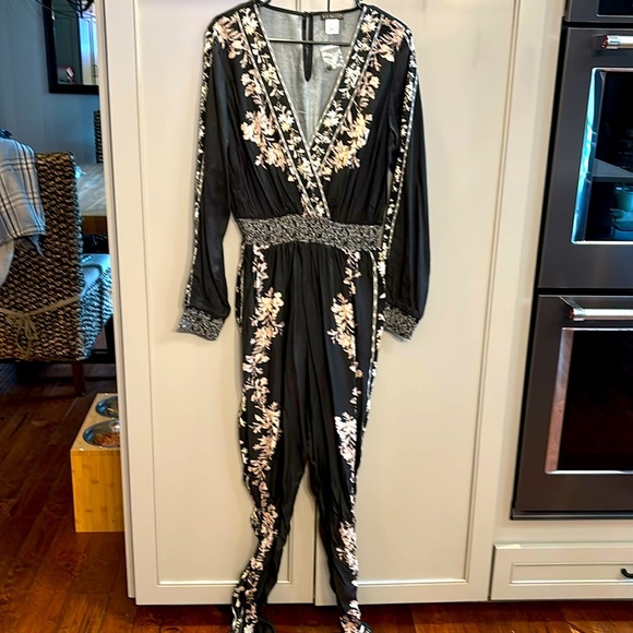 Venus sz 12 Leaf Print Smocked Jumpsuit NWOT - Picture 1 of 4
